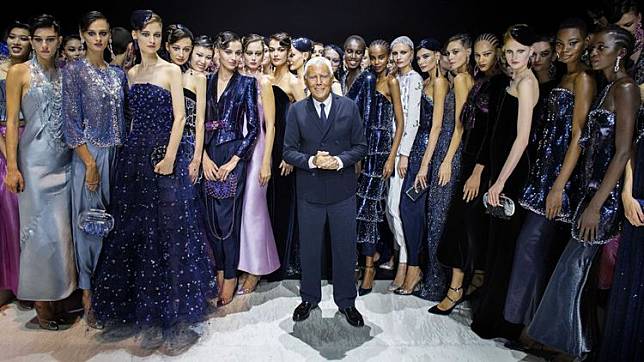 義大利國寶設計師Giorgio Armani（中）發表GIORGIO ARMANI PRIVÉ 2023春夏高級訂製服系列，華美璀璨設計的禮服，將成為3月12日登場的奧斯卡頒獎典禮中，烘襯眾家女星紅毯美態的焦點衣選。品牌提供