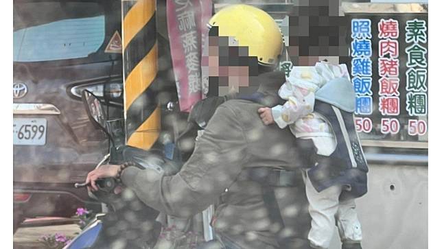 男子騎機車後方揹著小孩，引發用路人關注，並且向警方檢舉。讀者提供