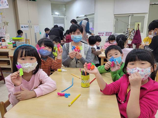 百福非營利幼兒園與七堵區堵北里辦公處七日合作辦理「歡喜鬥陣來讀冊」共學活動。（教育處提供）