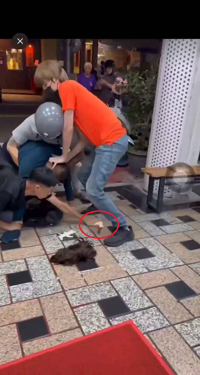 眾人壓制搶嫌後，迅速將他手中刀子擊落並取走，避免衍生傷亡。翻攝畫面