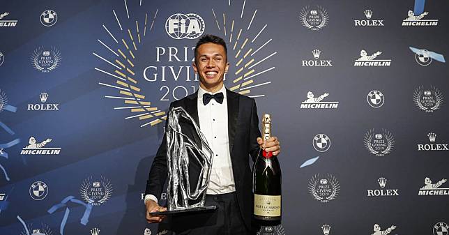 อเล็กซ์ อัลบอน นักขับฟอร์มูลาวันลูกครึ่งไทย-อังกฤษ คว้ารางวัลนักแข่งดาวรุ่งยอดเยี่ยมประจำปี 2019