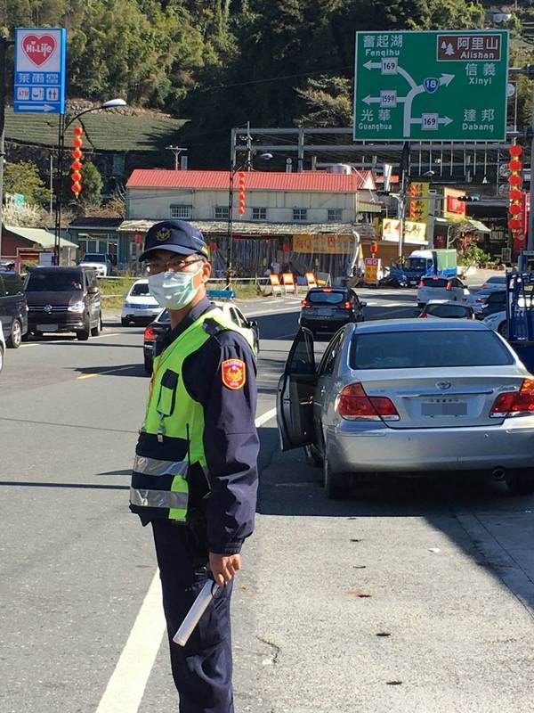 嘉義縣警察局建議228連假前往奮起湖或阿里山的遊客，直接行駛台18線（阿里山公路）上山，勿走159甲線及嘉130線替代道路，避免塞在紫雲寺、彌陀禪寺賞櫻車潮中。（嘉義縣警察局提供） 中央社記者蔡智明傳真 110年2月25日  
