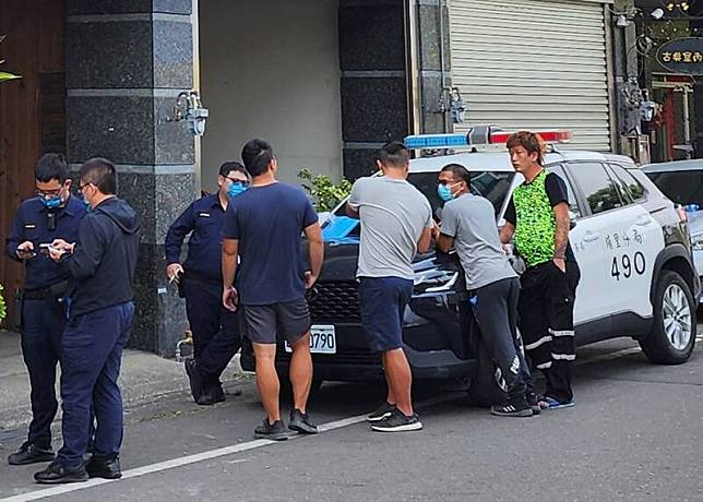 南投縣埔里鎮1對母子雙雙陳屍住處，警方到場偵辦。(民眾提供)