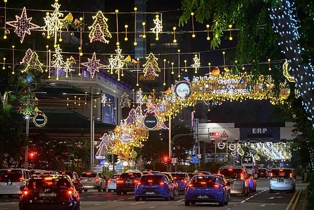 購物聖地烏節路（Orchard Road）率先換上聖誕節新裝，一年一度的烏節聖誕大街歡（Christmas on A Great Street），為街道添加色彩繽紛的聖誕燈飾。