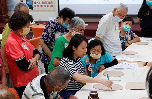 國美館推動藝術創齡 展現創意增齡 員榮醫院樂齡C據點歡喜辦桌