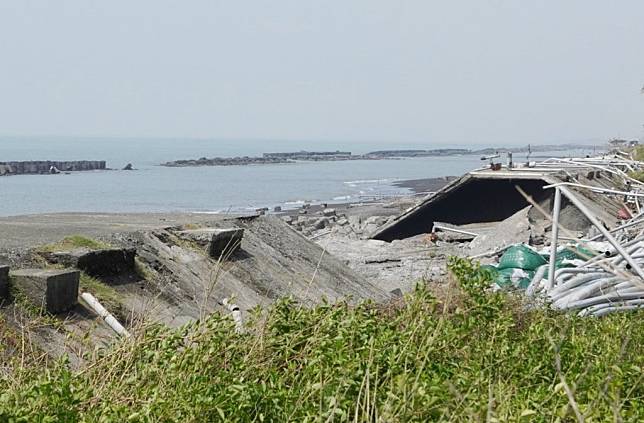 山陀兒颱風巨浪沖破屏東枋寮大庄海堤，造成養殖業者損失。（記者毛莉攝）