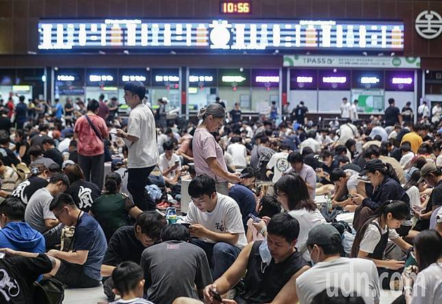 巴威颱風襲台，北台灣首當其衝，上午台鐵對號列車停駛，但台北車站內擠滿寶可夢玩家。記者曾原信／攝影