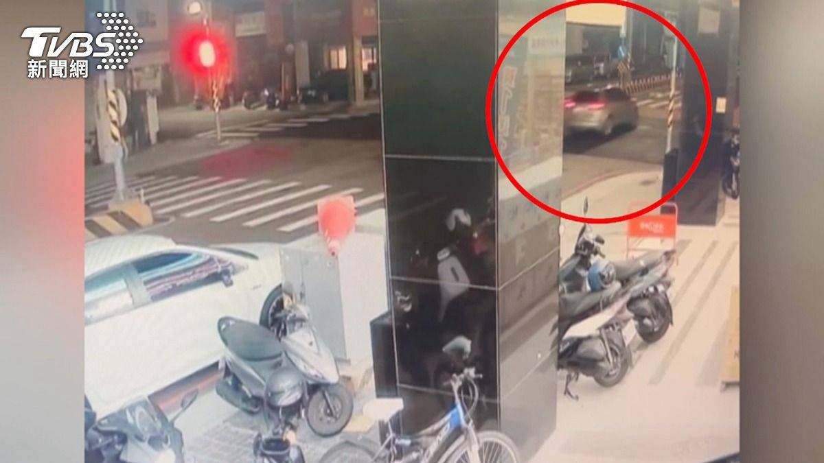 獨／撞完停3分鐘還是跑了！台中男猛撞3車 瑪莎拉蒂與2車主傻眼 | TVBS | LINE TODAY