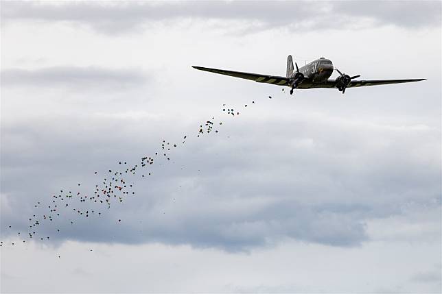 為紀念「柏林空運」75週年，活動安排C-47運輸機重現當年空投「糖果」情境。（取自DVIDS網站）