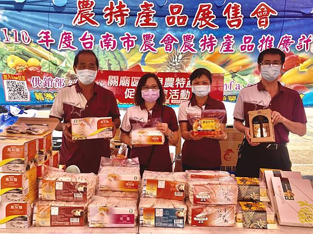 關廟區農會到台南市假日農市促銷關廟麵及一系列鳳梨加工產品。（記者施春瑛攝）