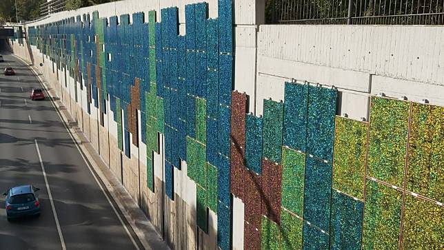 翻聯合再生攜手樂福合作開發多彩模組。圖為西班牙公路的彩色太陽能板，翻攝自樂福太陽能官網。