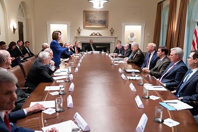 16日，白宮舉行會議論敘利亞局勢，聯邦眾院議長裴洛西（左立者）與美國總統川普發生爭執。（取自川普推特）