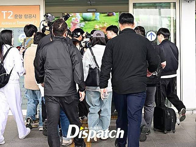 大批媒體與粉絲守在機場等待Jisoo。翻攝Dispatch
