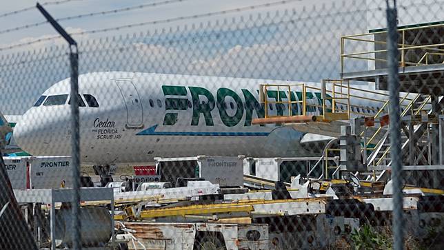2026年5月9日，美國廉價航空公司「邊疆航空」的噴射客機，停放在科羅拉多州丹佛國際機場以北的技術營運中心外。美聯社
