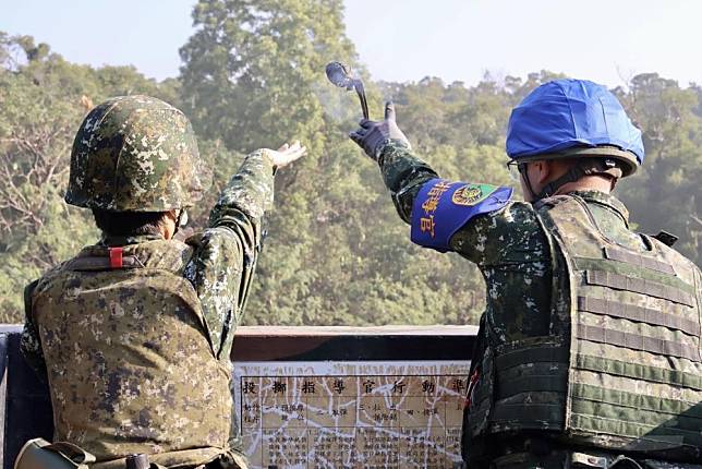 陸軍步兵第104旅日前實施113-2梯專業軍官班及113-6梯志願役士兵「手榴彈實彈投擲」。（陸軍第十軍團提供）