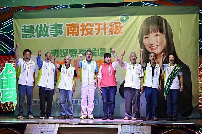 民進黨南投縣長參選人蔡培慧(右四)，在信義鄉成立競選服務處，地方仕紳到場力挺。(蔡培慧團隊提供)