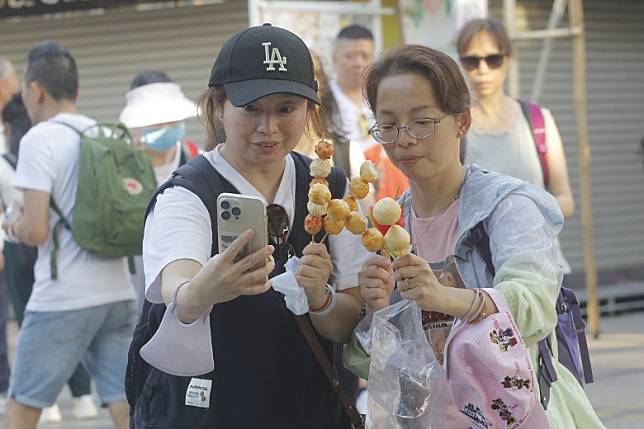 大魚蛋吸引不少市民光顧。