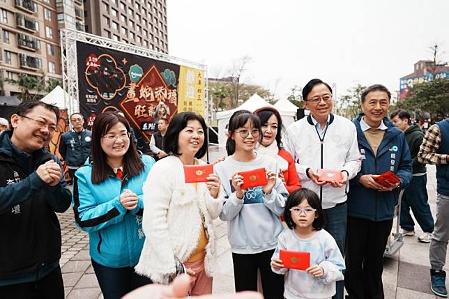 桃園市長張善政前往台茂購物中心發福袋，祝福市民朋友，幸福快樂一整年。（圖／桃園市政府提供）