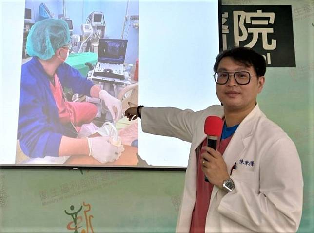 新營醫院外科醫師陳秉澤說明超音波導引疼痛注射。（醫院提供）