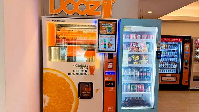 新加坡一座IJooz橙汁販賣機。美聯社