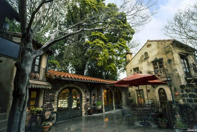 
<p>正如其名「溫暖之森」，這裡的確散發著獨到的溫暖與幸福，這裡集結11間餐廳、小舖和cafe等等，其中「ぬくもりガレリア」結合佐佐木先生過去的住宅所改建的展示空間「SALLTO CLASSICA」和cafe「Cafe CacheCache」就像電影場景一般夢幻，想要拍出驚人網美照的朋友萬萬不可錯過。（推薦指數：★★★★★）</p><p>
</p><p>
▶ぬくもりガレリア入場需另外收費，中學生以上每人300日圓</p><p>
▶<a href=