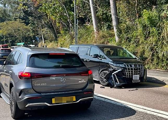 其中一輛私家車車頭損毀。