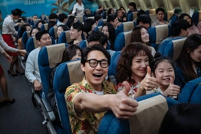 美國一位企業家帶同朋友及兒女乘坐長途機的商務艙時，拍下一位空姐的一個舉動，大讚對方貼心。