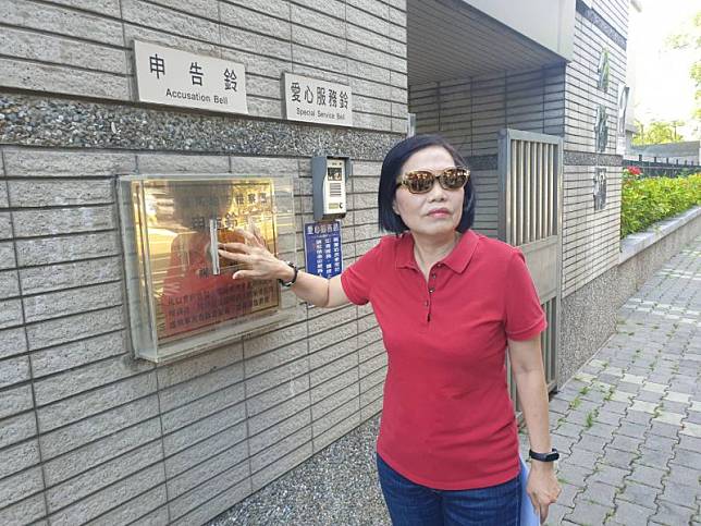 唐碧娥10日上午赴台南地檢署，對市議員蔡育輝提告加重誹謗。