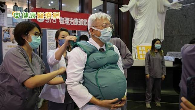 響應臺灣物理治療師節，門諾醫院物理治療師團隊在當天舉辦物理治療師陪您『產』除腰痛來『孕』動」快閃活動
