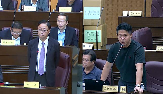 桃園市議員黃崇真提出加油站設置地點相關法規、易積淹水路段改善等質詢事項。圖：翻攝自桃園市議會