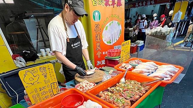 沈建宏在市場擺攤賣雞肉。（圖／翻攝自沈建宏 臉書）