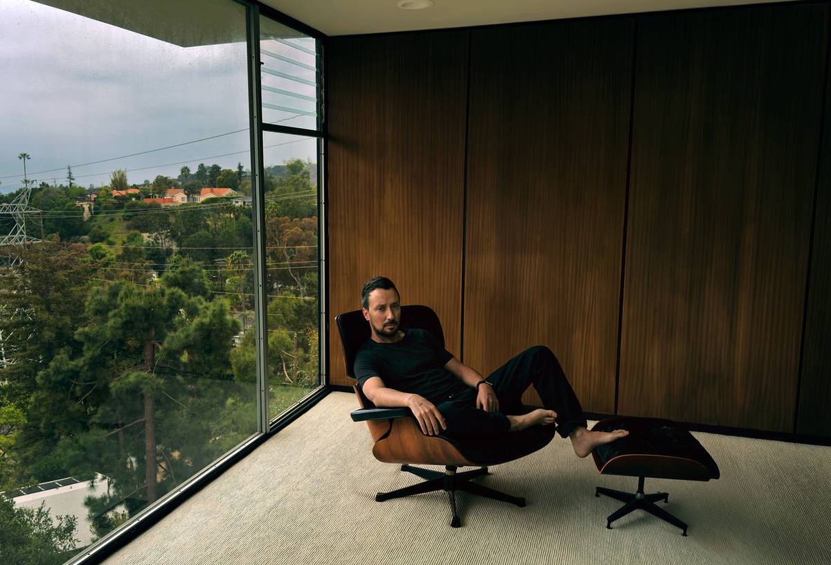 深度專訪｜Saint Laurent創意總監Anthony Vaccarello：YSL女人不是來尋找好品味的，她們本身就代表「品味」 | VOGUE  | LINE TODAY