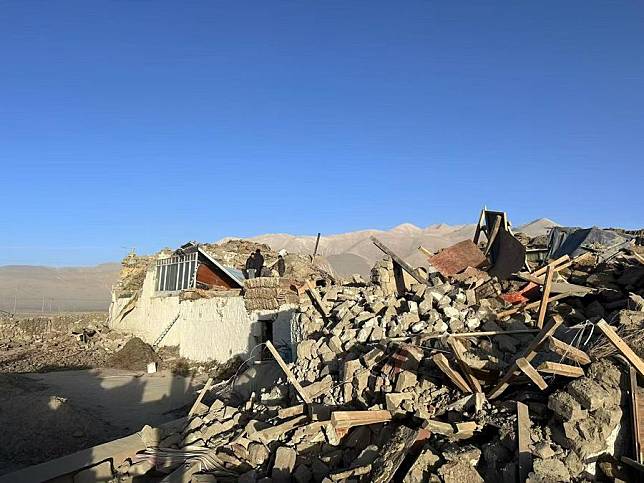 Damaged houses are pictured after an earthquake in Tonglai Village, Changsuo Township of Dingri in Xigaze, southwest China's Xizang Autonomous Region, Jan. 7, 2025. (Beijing Time). (Xinhua)