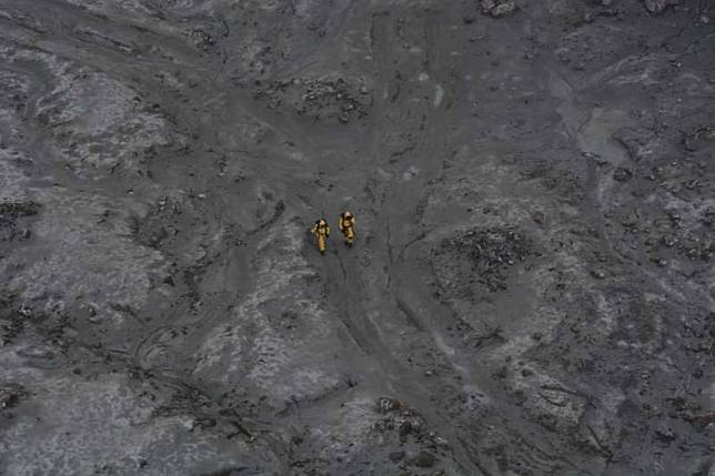 紐西蘭白島火山爆發慘劇，隨著警報暫時解除，當局終於登島並找到6位失蹤者遺體，其餘2位疑似掉入海中仍在搜索。（AP）