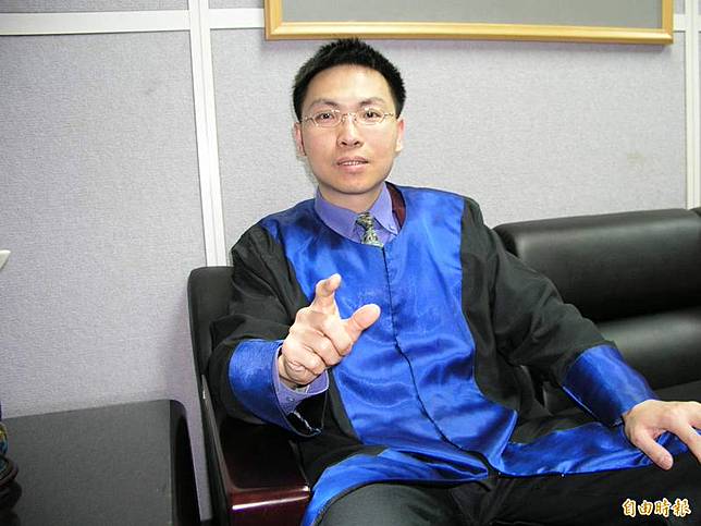 法官曾雨明為了要確認竊賊作業工具鐵棒是否屬於凶器，當庭勘驗敲打自己的頭一下，「頭頂很痛」，認是是凶器。(資料照)