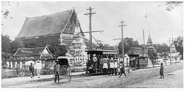 วัดชนะสงคราม ภาพถ่ายสมัยรัชกาลที่ 5 บริเวณหน้าวัดมีรถรางไฟฟ้าวิ่งบนถนนจักรพงษ์