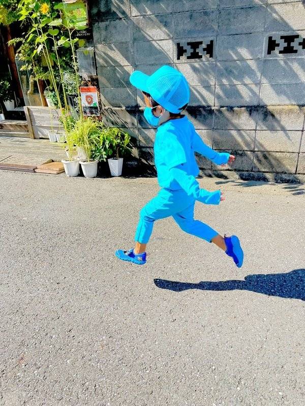 日本一名男童經常穿上螢光色的套裝。