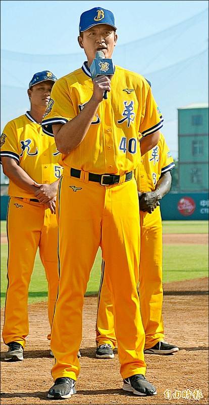 中信兄弟二軍客座投手教練王建民，昨天首次穿上兄弟40號球衣亮相。(記者黃志源攝)