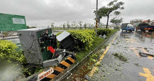 載蛋車撞變電箱害社區停電　200戶民眾怒吼：湯智鈞正要登場耶