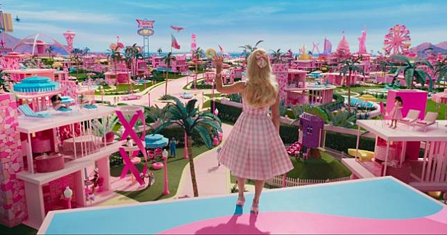 真人版《Barbie芭比》全球票房衝破10億美元，上映17天粉紅旋風很威