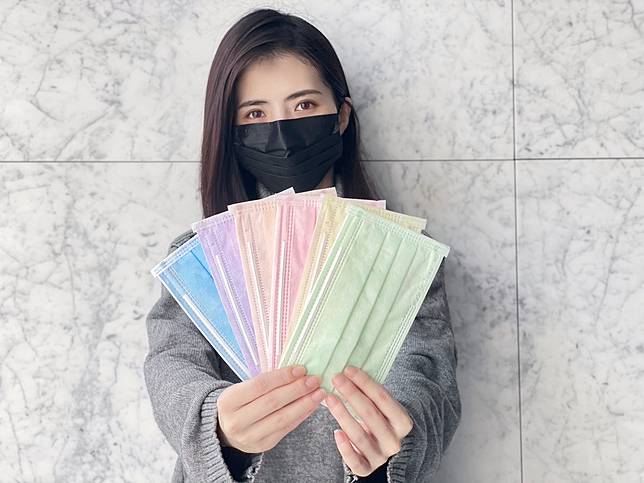 長欣生技醫用口罩不同顏色可百搭服裝。（圖片提供/全聯福利中心）