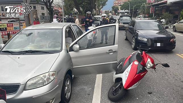 花蓮一名駕駛臨停突開車門，導致後方女騎士閃避不及倒地。（圖／TVBS）