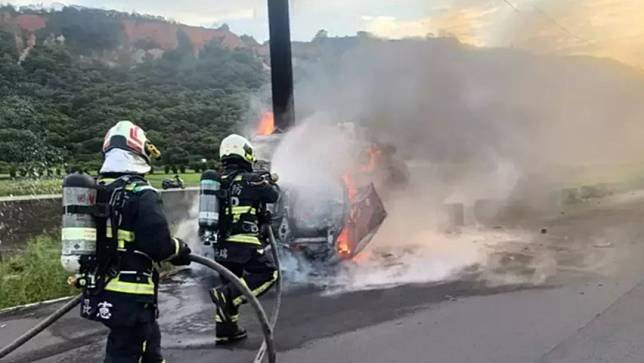 台中外埔發生嚴重車禍火燒車，一對19歲情侶雙雙喪命。翻攝畫面／台中市消防局提供