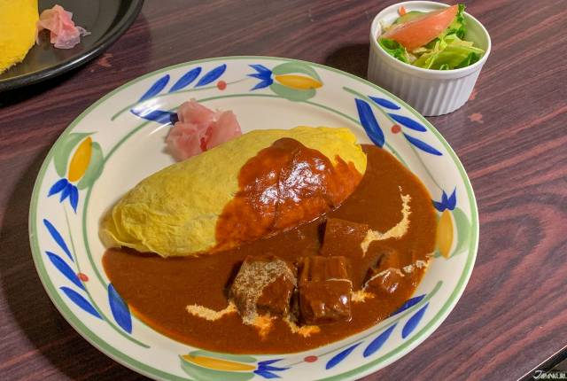 
<p><b>日本第一家蛋包飯：北極星</b></p><p>
</p><p>
嚴格來說，蛋包飯是原創的日本料理喔！ 最先有蛋包飯發想的餐廳就是在大阪，距離JINS心齋橋店只要步行5分鐘！</p><p>
</p><p>
<b>北極星蛋包飯　心齋橋本店</b></p><p>
地址：大阪市中央区西心斎橋2-7-27</p><p>
營業時間：平日11:30-22:00／假日11:00-22:00</p><p>
<a href=