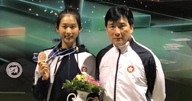 「少女劍后」江旻憓(左)及總教練鄭兆康(右)。(港隊提供圖片)