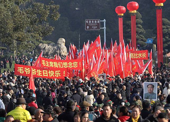 大量民眾湧至毛澤東家鄉湖南韶山，他們走到毛澤東紀念廣場上，一邊手持《毛語錄》，一邊高呼「毛主席萬歲；共產黨萬歲」。(圖取自微博)