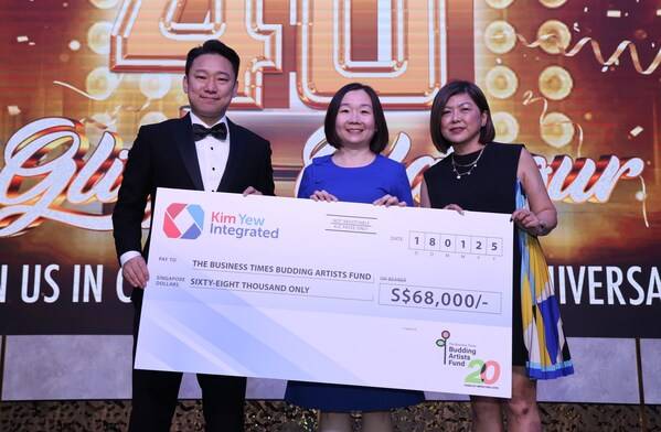 Mr Patrick Tan, Managing Director of Kim Yew Integrated, presents a cheque during Kim Yew Integrated’s 40th anniversary dinner to Ms Chen Hui Fen, Editor of The Business Times and Board Member of TRCL, and Ms Elaine Tan, Head of Partnership Development at TRCL.