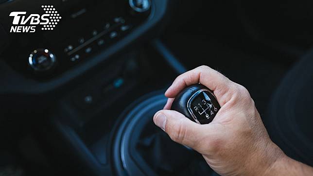 每人開車打檔習慣不同。（示意圖／shutterstock達志影像）