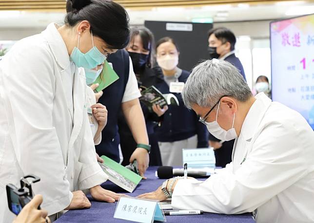 花慈副院長陳宗鷹舉辦《麻醉醫師的多重宇宙》新書分享會。（花蓮慈濟醫院提供）