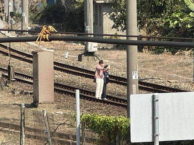 台鐵彰化站驚見女子帶小孩闖北上軌道拍照，險象環生。(網友提供)